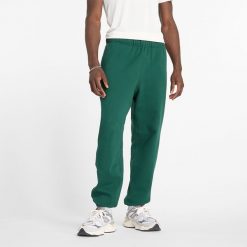 Spodnie męskie New Balance MP41508NWG – zielone. Zielone spodnie dresowe męskie New Balance, bez wzorów, z bawełny. Za 199.99 zł.