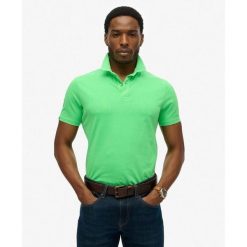 Koszulka polo z dżerseju Superdry Essential. Zielone koszulki polo męskie Superdry., na lato, m, bez wzorów, z dżerseju, bez kołnierzyka, bez ramiączek. W wyprzedaży za 186.95 zł.