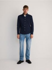 Koszula regular fit z bawełną - granatowy. Niebieskie koszule męskie Reserved, l, bez wzorów, z bawełny, bez kołnierzyka, bez ramiączek. W wyprzedaży za 39.99 zł.