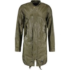 Brixtol Textiles D.W BOMBER Kurtka przeciwdeszczowa oily green. Zielone kurtki męskie Brixtol Textiles, z materiału. W wyprzedaży za 503.60 zł.