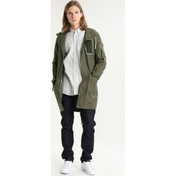Antony Morato Parka army green. Zielone parki męskie Antony Morato, z bawełny. W wyprzedaży za 342.65 zł.