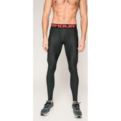 Under Armour - Spodnie. Szare długie spodnie sportowe męskie marki Under Armour, z dzianiny. Za 129.90 zł.