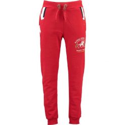 Spodnie dresowe "Moduk" w kolorze czerwonym. Czerwone spodnie dresowe męskie marki Geographical Norway, z aplikacjami, z dresówki. W wyprzedaży za 117.95 zł.
