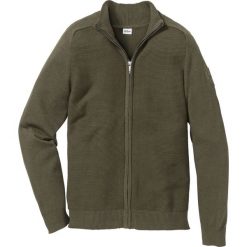 Sweter rozpinany z bawełny z recyclingu Regular Fit bonprix ciemnooliwkowy. Zielone kardigany męskie bonprix, z bawełny. Za 89.99 zł.