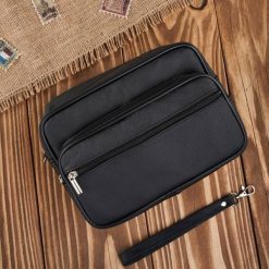 Saszetka męska skórzana do ręki klasyczna czarna pojemna Abruzzo ABR-08. Czarne saszetki męskie bez wzorów, ze skóry, klasyczne, do ręki. Za 99.99 zł.