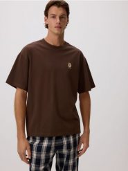 Dwuczęściowa piżama z haftem - brązowy. Brązowe piżamy męskie Reserved, l, bez wzorów, z bawełny, bez kołnierzyka, bez ramiączek. Za 139.99 zł.