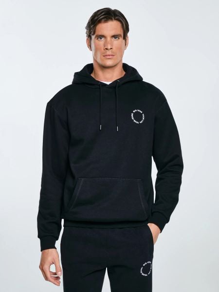 Bluza męska z kapturem czarna Ajrojer 906. Czarne bluzy nierozpinane męskie Big Star, l, bez wzorów, z dzianiny, retro, bez ramiączek, z kapturem. W wyprzedaży za 199.99 zł.