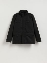 Wodoodporna kurtka z kapturem - czarny. Czarne kurtki męskie Reserved, l, bez wzorów, z tkaniny, bez ramiączek, z kapturem. Za 299.99 zł.