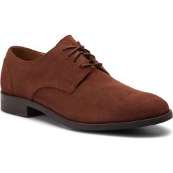Półbuty CLARKS - Flow Plain 261419577 British Tan. Brązowe codzienne półbuty męskie Clarks, bez wzorów, z materiału, bez obcasa, bez zapięcia. W wyprzedaży za 219.00 zł.