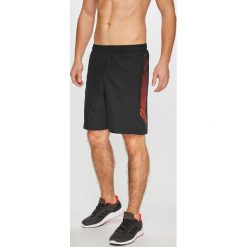 Under Armour - Szorty. Szare szorty sportowe męskie Under Armour, z poliesteru, sportowe. W wyprzedaży za 99.90 zł.
