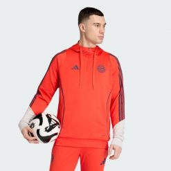 Bluza Z Kapturem Fc Bayern 25/26. Czerwone bluzy nierozpinane męskie ADIDAS, bez wzorów, sportowe, bez ramiączek, z kapturem. Za 279.00 zł.