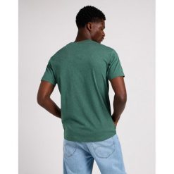 MESKA KOSZULKA LEE ULTIMATE POCKET TEE EVERGREEN 112349075. T-shirty męskie Lee, l, bez wzorów, bez kołnierzyka, bez ramiączek. Za 79.99 zł.