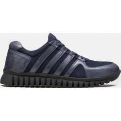 Granatowe sneakersy męskie. Buty sportowe na co dzień męskie marki Kazar. Za 429.00 zł.