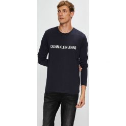 Calvin Klein Jeans - Longsleeve. Czarne koszulki męskie z długim rękawem Calvin Klein Jeans, z nadrukiem, z bawełny, z okrągłym kołnierzem, z długim rękawem. Za 199.90 zł.
