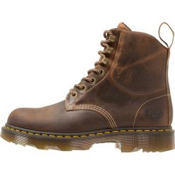 Dr. Martens CROFTON Botki sznurowane tan greenland. Brązowe sztyblety męskie Dr. Martens, z gumy. Za 879.00 zł.