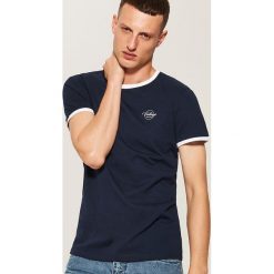 T-shirt z kontrastowym obszyciem - Granatowy. Niebieskie t-shirty męskie House, z kontrastowym kołnierzykiem. Za 35.99 zł.