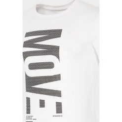 T-shirt męski TSM072 - biały. Białe t-shirty męskie 4f, m, bez wzorów, bez kołnierzyka, bez ramiączek. W wyprzedaży za 49.99 zł.