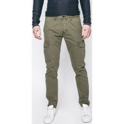 Wrangler - Spodnie CARGO. Eleganckie spodnie męskie marki Wrangler. W wyprzedaży za 279.90 zł.