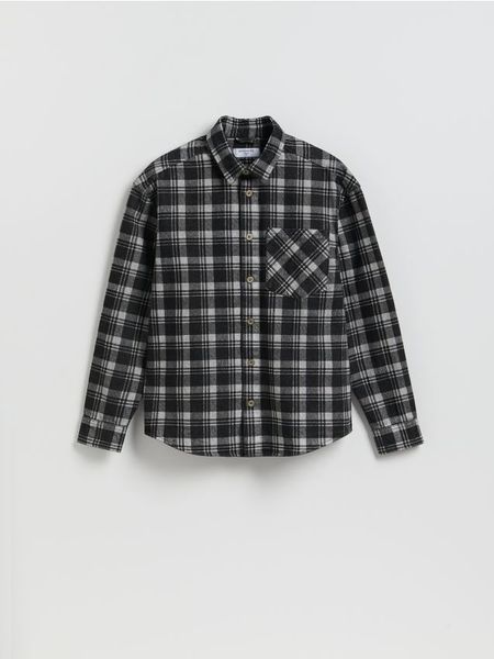 Jeansowa kurtka koszulowa - czarny. Czarne koszule męskie Reserved, l, bez wzorów, z bawełny, bez ramiączek, bez kaptura. Za 149.99 zł.