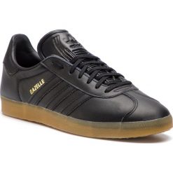 Buty adidas - Gazelle BD7480 Cblack/Cblack/Gum3. Buty sportowe na co dzień męskie ADIDAS. W wyprzedaży za 279.00 zł.