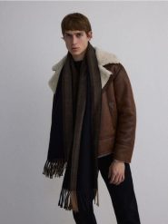 Szalik z frędzlami - beżowy. Brązowe szaliki męskie Reserved, bez wzorów. W wyprzedaży za 55.99 zł.