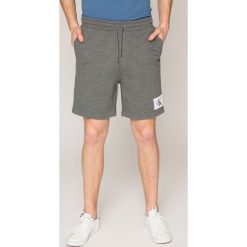 Calvin Klein Jeans - Szorty. Szare szorty męskie Calvin Klein Jeans, z bawełny, casualowe. W wyprzedaży za 199.90 zł.