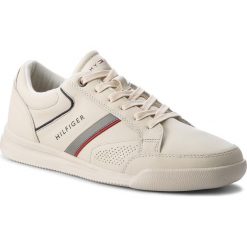 Sneakersy TOMMY HILFIGER - Corporate Detail Leather Sneaker FM0FM01620 Off White 156. Buty sportowe na co dzień męskie marki Tommy Hilfiger. W wyprzedaży za 329.00 zł.