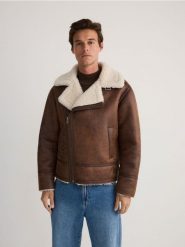 Kurtka z kożuchem - brązowy. Brązowe kurtki męskie Reserved, l, bez wzorów, ze skóry, bez ramiączek, bez kaptura. W wyprzedaży za 119.99 zł.