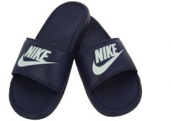 Nike Klapki męskie Benassi JDI granatowe r. 40 (343880 403). Klapki i japonki męskie Nike, bez wzorów. Za 131.38 zł.