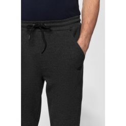 Spodnie dresowe męskie SPMD302 - głęboka czerń melanż. Spodnie dresowe męskie marki 4f. Za 139.99 zł.