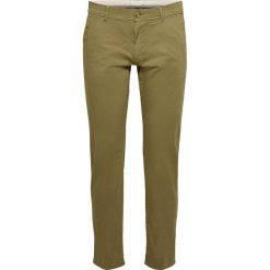 Spodnie w kolorze oliwkowym. Eleganckie spodnie męskie Esprit Men. W wyprzedaży za 122.95 zł.