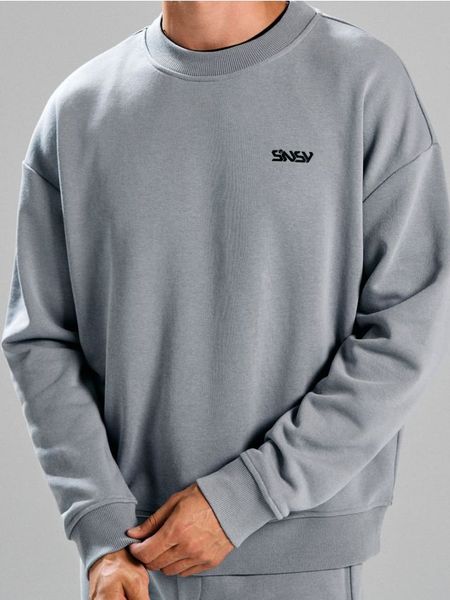 Bluza crewneck z napisem - szary. Szare bluzy nierozpinane męskie Sinsay, l, bez wzorów, bez ramiączek, bez kaptura. Za 39.99 zł.