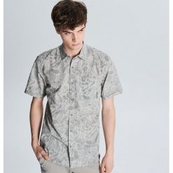 Koszula z nadrukiem all over - Jasny szary. Koszule męskie marki Cropp. Za 59.99 zł.