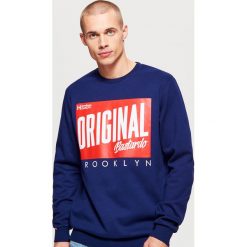 Bluza z nadrukiem - Granatowy. Bluzy nierozpinane męskie marki Cropp. W wyprzedaży za 49.99 zł.