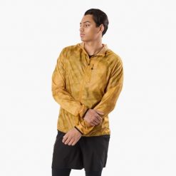 Kurtka wiatrówka treningowa męska Swedemount Packable szybkoschnąca oddychająca. Żółte kurtki softshell męskie SWEDEMOUNT, m, bez wzorów, z softshellu, bez kaptura, do biegania. Za 199.99 zł.