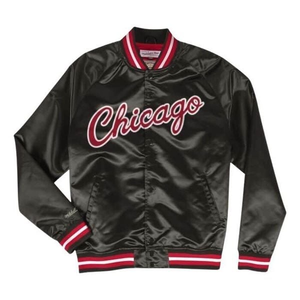 Lekka satynowa kurtka Chicago Bulls. Czarne kurtki męskie Mitchell & Ness, m, bez wzorów, z puchu, bez ramiączek, bez kaptura. Za 513.50 zł.
