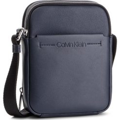 Saszetka CALVIN KLEIN - Flex 2 Gusset iPad Mini Reporter K50K504394 067. Saszetki męskie Calvin Klein. W wyprzedaży za 289.00 zł.