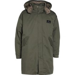 Holzweiler SAFER Parka army green. Zielone płaszcze męskie Holzweiler, z bawełny. W wyprzedaży za 1,029.50 zł.