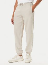 Guess Spodnie dresowe Z5BB18 KB3P2 Beżowy Regular Fit. Brązowe spodnie dresowe męskie Guess, z aplikacjami, z bawełny. Za 389.99 zł.