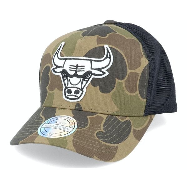 Czapka Chicago Bulls duck camo 110. Brązowe czapki męskie Mitchell & Ness, bez wzorów, sportowe. Za 205.00 zł.