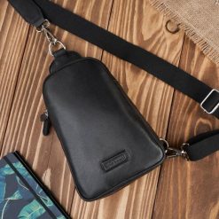 Plecak męski skórzany na jedno ramię na skos mały czarny T-118-BL. Czarne plecaki męskie bez wzorów, z bawełny. Za 149.00 zł.