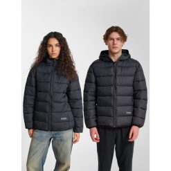 Kurtka puchowa Hummel Lightweight. Brązowe kurtki męskie HUMMEL, na jesień, bez wzorów, z puchu, sportowe, bez ramiączek, bez kaptura. Za 343.00 zł.