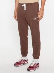 New Balance Spodnie dresowe NB Essentials Sweatpant MP33509 Brązowy Regular Fit. Brązowe spodnie dresowe męskie New Balance, bez wzorów, z dresówki. Za 199.99 zł.