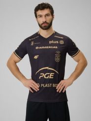 4F Koszulka meczowa replika wyjazdowa z sezonu 2025/26 męska 4F x Projekt Warszawa - czarna XXL. Czarne t-shirty męskie 4f, m, bez wzorów, z dzianiny, bez kołnierzyka, bez ramiączek. Za 179.99 zł.