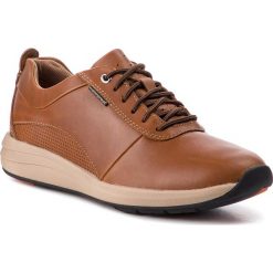 Półbuty CLARKS - Un Coast Plain 261328087 Dark Tan Lea. Brązowe codzienne półbuty męskie Clarks, z materiału. W wyprzedaży za 379.00 zł.