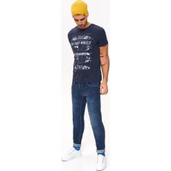 T-SHIRT Z NADRUKIEM. T-shirty męskie marki TOP SECRET. W wyprzedaży za 24.99 zł.