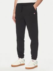 Tommy Jeans Spodnie dresowe Badge DM0DM20276 Czarny Regular Fit. Czarne spodnie dresowe męskie Tommy Jeans, bez wzorów, z bawełny. Za 219.99 zł.
