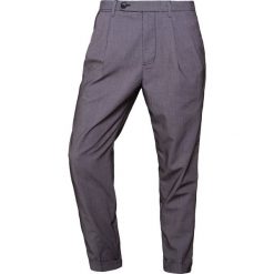 Emporio Armani TROUSER Spodnie materiałowe blue. Spodnie na co dzień męskie marki Emporio Armani. W wyprzedaży za 491.40 zł.