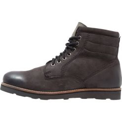 Superdry STIRLING SLEEK BOOT Botki sznurowane black. Buty zimowe męskie marki Superdry. W wyprzedaży za 383.20 zł.