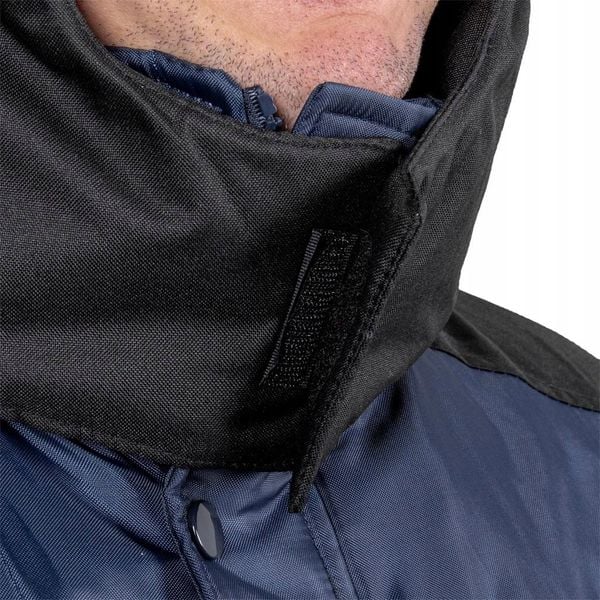 BALTIC - Kurtka ocieplana podszewka stójka suwak listwa napy 4 kieszenie 100% poliester 120 g/m2 kaptur odpinany - cs 3XL. Kurtki męskie Reis, m, bez wzorów, z poliesteru, bez ramiączek, bez kaptura. Za 226.26 zł.